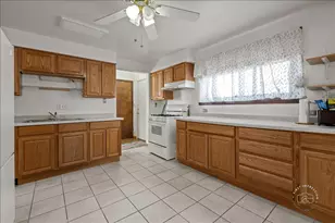 611 Pierce St, Aurora, IL 60505 - Photo 10