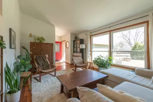 2210 Country Ct, Freeport, IL 61032 - Photo 4