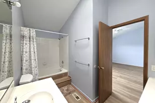 8 E Shag Bark Ln, Streamwood, IL 60107 - Photo 20