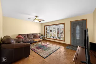 678 Middlebury Ln, Elk Grove Village, IL 60007 - Photo 2