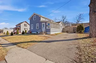 110 N Seminary Ave, Woodstock, IL 60098 - Photo 1
