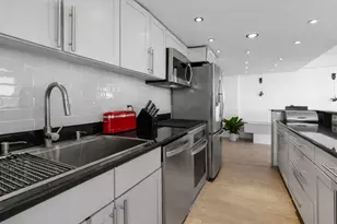 1255 N Sandburg Terrace, Chicago, IL 60610 - Photo 6