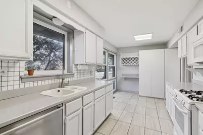 6890 N Loron Avenue, Chicago, IL 60646 - Photo 12