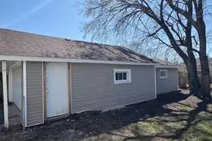 9520 S Sacramento Ave, Evergreen Park, IL 60805 - Photo 4