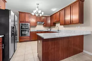 810 Oak Hollow Rd, Crystal Lake, IL 60014 - Photo 8