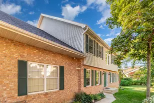 1352 Laurel Oaks Dr, Streamwood, IL 60107 - Photo 2