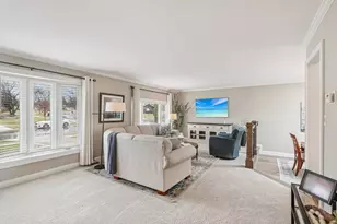 730 Lamorak Dr, Schaumburg, IL 60193 - Photo 2