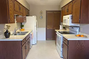 1827 Kerrybrook Ct, Sycamore, IL 60178 - Photo 6