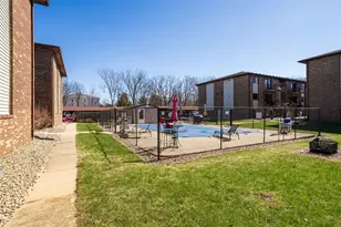 1916 Tracy Dr, Bloomington, IL 61704 - Photo 6