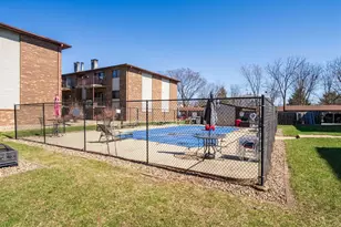 1916 Tracy Dr, Bloomington, IL 61704 - Photo 4