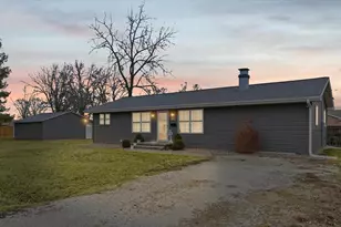 320 S Guthrie St, Gibson City, IL 60936 - Photo 2