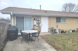 813 Valley Stream Dr, Wheeling, IL 60090 - Photo 2