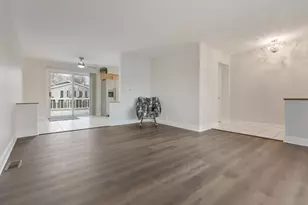 198 Shadywood Ln, Elk Grove Village, IL 60007 - Photo 4