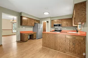 720 Meadowwood Dr, Joliet, IL 60431 - Photo 6