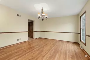 720 Meadowwood Dr, Joliet, IL 60431 - Photo 4