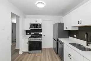 1325 Williamsburg Dr, Schaumburg, IL 60193 - Photo 8