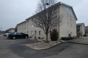 9138 W 95th St, Hickory Hills, IL 60457 - Photo 2