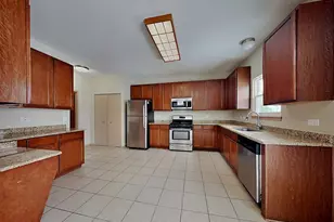 322 Clarewood Cir, Grayslake, IL 60030 - Photo 2