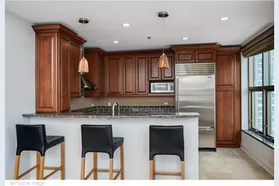 150 W Superior Street #1404, Chicago, IL 60610 - Photo 6