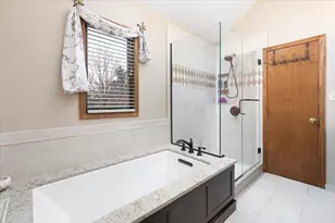 2438 Wendover Dr, Naperville, IL 60565 - Photo 32