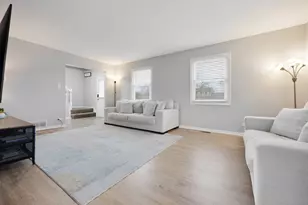 424 N Salem Dr, Schaumburg, IL 60194 - Photo 4