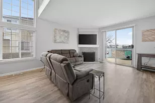 938 Mesa Dr, Elgin, IL 60123 - Photo 4