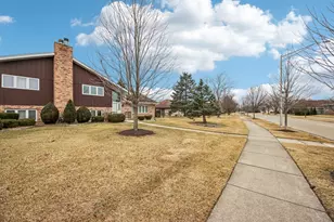 10515 Eagle Ridge Dr, Orland Park, IL 60467 - Photo 2