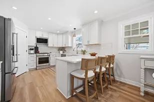 933 Wilkinson Ln, North Aurora, IL 60542 - Photo 2