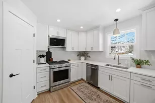 933 Wilkinson Ln, North Aurora, IL 60542 - Photo 8