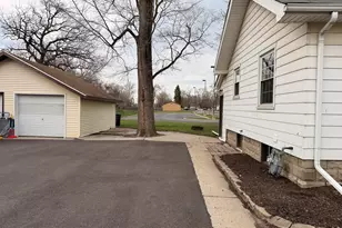 428 E 156th Pl, South Holland, IL 60473 - Photo 2