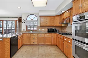 911 Rock Spring Rd, Naperville, IL 60565 - Photo 6