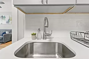 631 W Roscoe St, Chicago, IL 60657 - Photo 16