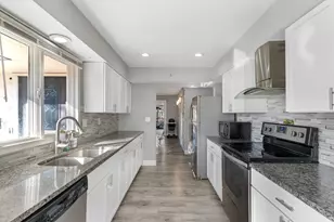 918 Mayfair Pl, Rockford, IL 61107 - Photo 6