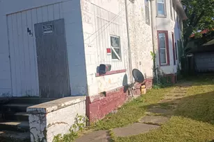 105 W Pleasant St, Freeport, IL 61032 - Photo 6