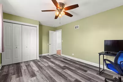 212 E Lakeside Drive, Vernon Hills, IL 60061 - Photo 14