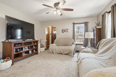 126 W Lowell Avenue, Pontiac, IL 61764 - Photo 4