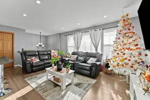 7624 Lockwood Ave, Burbank, IL 60459 - Photo 4