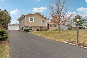 1811 Longmeadow Dr, Lindenhurst, IL 60046 - Photo 2