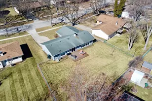 1935 Larchmont Rd, Hoffman Estates, IL 60169 - Photo 26