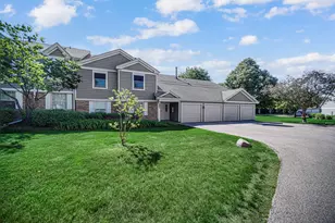 607 Berkley Ct, Schaumburg, IL 60194 - Photo 2