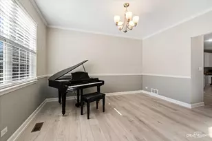 436 W Amberside Dr, Elgin, IL 60124 - Photo 4