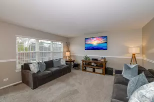 2953 Deerpath Ct, Carpentersville, IL 60110 - Photo 8