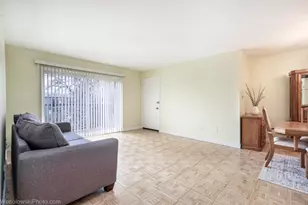 9448 Bay Colony Dr, Des Plaines, IL 60016 - Photo 4