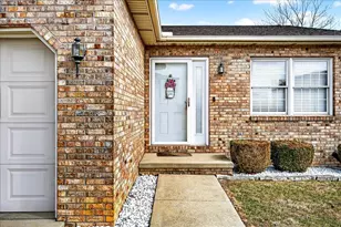 1409 Oakbrook Dr, Bloomington, IL 61704 - Photo 2