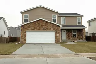 828 Blackhawk Dr, Braidwood, IL 60408 - Photo 1