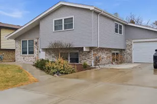 2221 Charmingfare Dr, Woodridge, IL 60517 - Photo 1