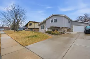 2221 Charmingfare Dr, Woodridge, IL 60517 - Photo 4