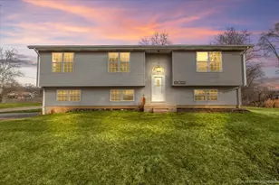 29W092 Pomeroy St, West Chicago, IL 60185 - Photo 2