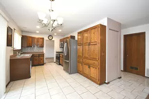 358 Thistle Dr, Bolingbrook, IL 60490 - Photo 2