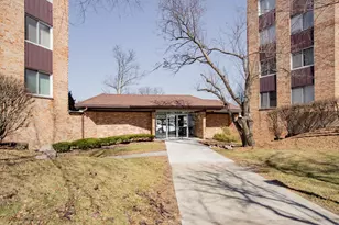 1101 S Hunt Club Dr, Mount Prospect, IL 60056 - Photo 2